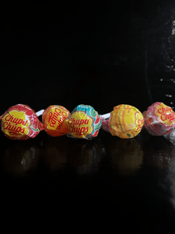 lot de sucette Chupa Chups de différentes saveurs lait et fraise, orange, pastèque, citron, cerise et fraise