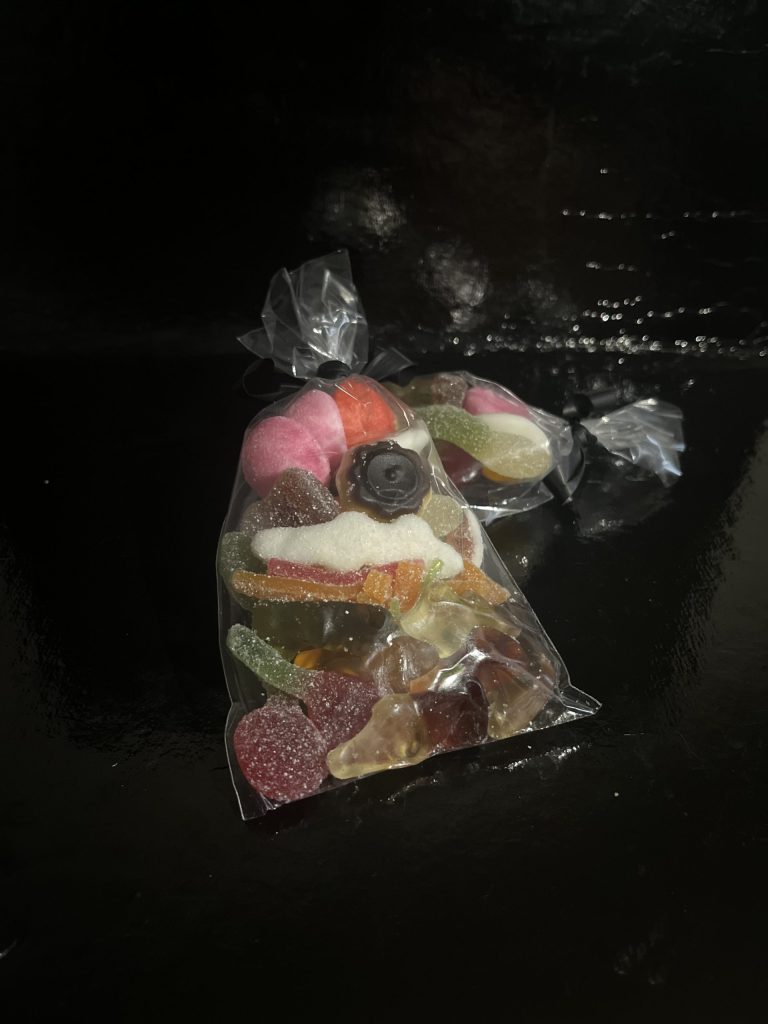 sachet de bonbons mélangés en deux tailles un grand à 2€ et un petit à 1€